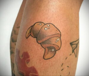 Фото татуировки круассан 05.06.2021 №196 - croissant tattoo - tatufoto.com