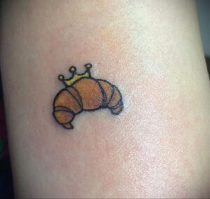 Фото татуировки круассан 05.06.2021 №198 - croissant tattoo - tatufoto.com