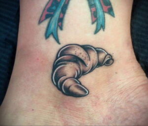 Фото татуировки круассан 05.06.2021 №199 - croissant tattoo - tatufoto.com
