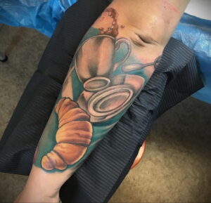 Фото татуировки круассан 05.06.2021 №201 - croissant tattoo - tatufoto.com