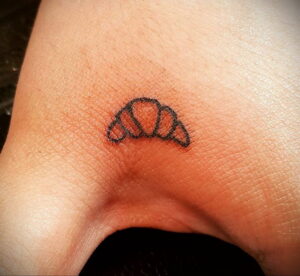 Фото татуировки круассан 05.06.2021 №202 - croissant tattoo - tatufoto.com