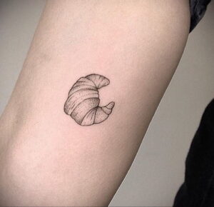 Фото татуировки круассан 05.06.2021 №203 - croissant tattoo - tatufoto.com