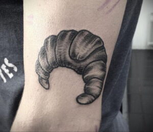 Фото татуировки круассан 05.06.2021 №207 - croissant tattoo - tatufoto.com