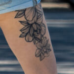 Фрагмент тату с цветами на правом бедре девушки – Фото Уличная тату (street tattoo) № 13 – 27.06.2021 5