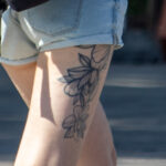 Фрагмент тату с цветами на правом бедре девушки – Фото Уличная тату (street tattoo) № 13 – 27.06.2021 6