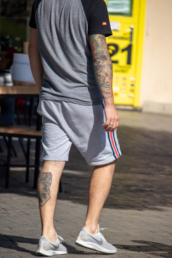 Фрагмент тату с черепом внизу левой ноги парня – Фото Уличная тату (street tattoo) № 13 – 27.06.2021 1