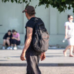 Фрагмент татуировки с хвостом дракона на плече бездомного мужчины – Фото Уличная тату (street tattoo) № 13 – 27.06.2021 1