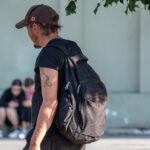 Фрагмент татуировки с хвостом дракона на плече бездомного мужчины – Фото Уличная тату (street tattoo) № 13 – 27.06.2021 2