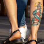 Цветная тату с маяком на правой ноге у девушки – Фото Уличная тату (street tattoo) № 13 – 27.06.2021 4