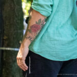 Цветная тату с розами, лентой надписей и часами на запястье левой руки парня – Фото Уличная тату (street tattoo) № 13 – 27.06.2021 3