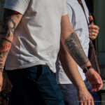 Черно красные тату с надписями на правой руке парня – Фото Уличная тату (street tattoo) № 13 – 27.06.2021 3