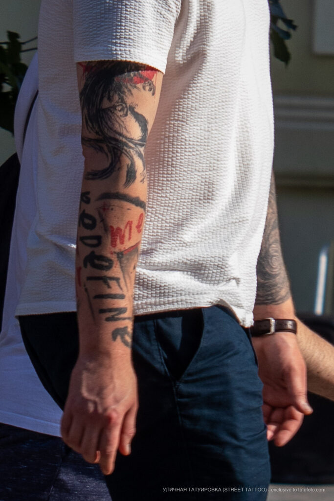 Черно красные тату с надписями на правой руке парня – Фото Уличная тату (street tattoo) № 13 – 27.06.2021 4