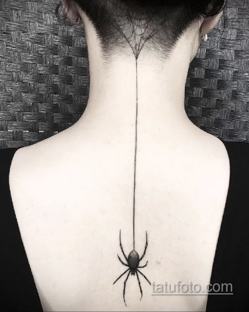 Что значит тату черно. Тату паук. Тату паук маленький. Тату паук на спине. Тату паук на шее.