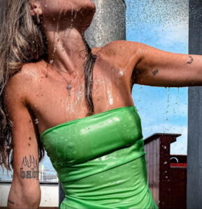 Фото Принятие душа с татуировкой 04.07.2021 №006 -Showering with a tattoo- tatufoto.com