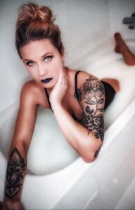 Фото Принятие душа с татуировкой 04.07.2021 №008 -Showering with a tattoo- tatufoto.com