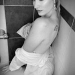 Фото Принятие душа с татуировкой 04.07.2021 №011 -Showering with a tattoo- tatufoto.com