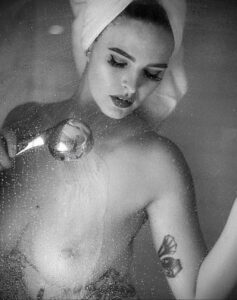 Фото Принятие душа с татуировкой 04.07.2021 №014 -Showering with a tattoo- tatufoto.com