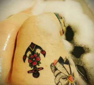 Фото Принятие душа с татуировкой 04.07.2021 №023 -Showering with a tattoo- tatufoto.com