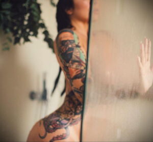 Фото Принятие душа с татуировкой 04.07.2021 №040 -Showering with a tattoo- tatufoto.com