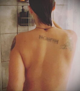 Фото Принятие душа с татуировкой 04.07.2021 №043 -Showering with a tattoo- tatufoto.com