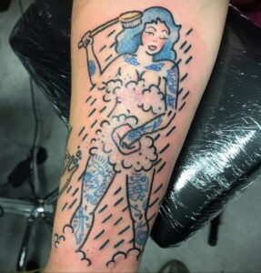 Фото Принятие душа с татуировкой 04.07.2021 №045 -Showering with a tattoo- tatufoto.com