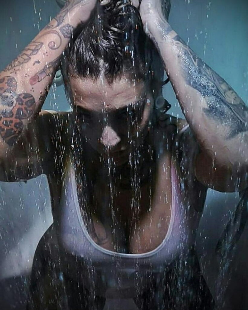 Фото Принятие душа с татуировкой 04.07.2021 №054 -Showering with a tattoo- tatufoto.com