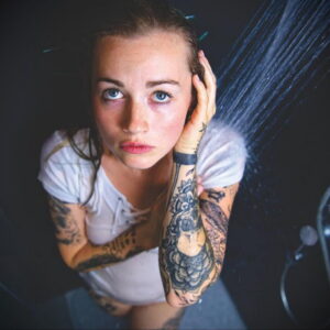 Фото Принятие душа с татуировкой 04.07.2021 №067 -Showering with a tattoo- tatufoto.com