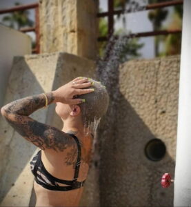 Фото Принятие душа с татуировкой 04.07.2021 №073 -Showering with a tattoo- tatufoto.com