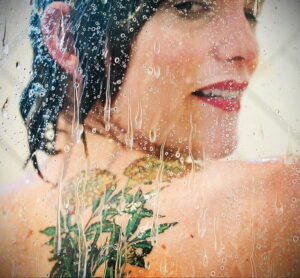 Фото Принятие душа с татуировкой 04.07.2021 №074 -Showering with a tattoo- tatufoto.com