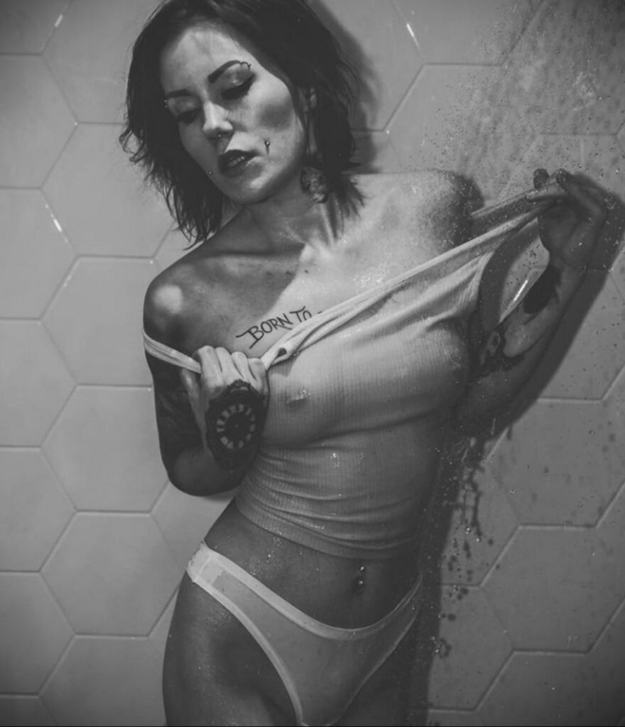 Фото Принятие душа с татуировкой 04.07.2021 №080 -Showering with a tattoo- tatufoto.com