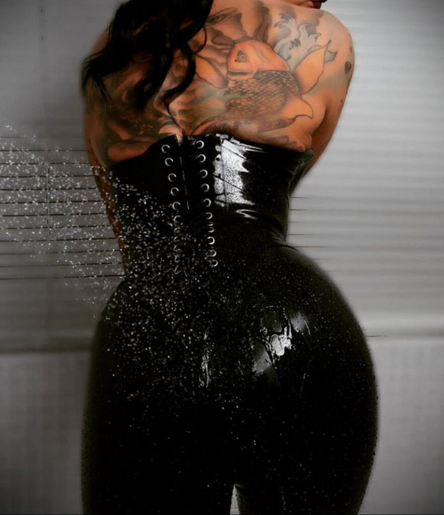 Фото Принятие душа с татуировкой 04.07.2021 №082 -Showering with a tattoo- tatufoto.com