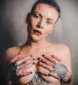 Фото Принятие душа с татуировкой 04.07.2021 №088 -Showering with a tattoo- tatufoto.com