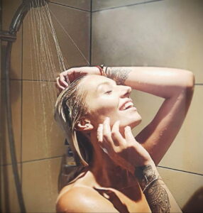 Фото Принятие душа с татуировкой 04.07.2021 №104 -Showering with a tattoo- tatufoto.com