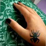 Фото маленькой тату с пауком 25.07.2021 №032 - small spider tattoo - tatufoto.com