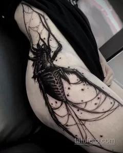 Фото тату: Реалистичный рисунок паука, выполненный в технике blackwork, покрывает большую часть бедра, создавая впечатляющий эффект.