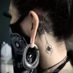 Фото тату паука в паутине на шее. Рисунок выполнен в технике blackwork с использованием только черного цвета.
