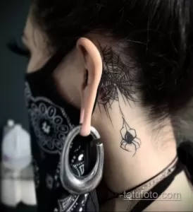 Фото тату паука в паутине на шее. Рисунок выполнен в технике blackwork с использованием только черного цвета.