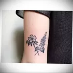 Фото рисунка тату с сиренью 23.07.2021 №283 - lilac tattoo - tatufoto.com