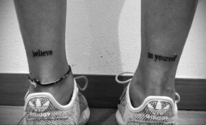 Фото тату: парные татуировки с надписями 'believe' и 'in yourself' на лодыжках. Идеально для тех, кто ищет мотивацию и поддержку.