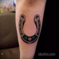 Фото рисунока тату с подковой 22.07.2021 №006 - drawing tattoo horseshoe - tatufoto.com