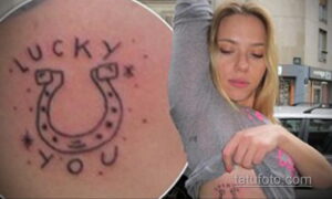 Фото тату подковы с надписью 'Lucky You'. Простой контурный рисунок, минималистичный стиль, татуировка на коже.