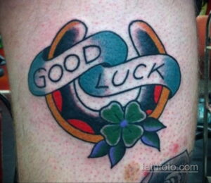 Фото татуировки подковы с надписью "GOOD LUCK" и четырехлистным клевером. Яркий и символичный рисунок тату.