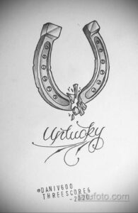 Эскиз тату подковы с надписью 'Lucky'. Черно-белый рисунок татуировки с декоративными элементами.