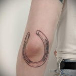 Фото рисунока тату с подковой 22.07.2021 №289 - drawing tattoo horseshoe - tatufoto.com