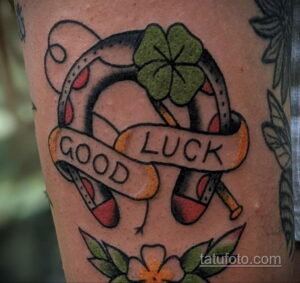 Фото тату на руке с изображением подковы, четырехлистного клевера и надписи 'GOOD LUCK'. Мощный символ удачи и процветания.