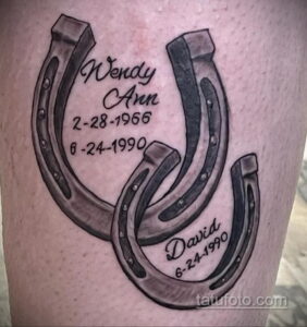 Фото тату на ноге: две переплетенные подковы с именами 'Wendy Ann' и 'David' и датами, выполненные в реалистичном стиле с использованием теней.
