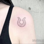 Фото рисунока тату с подковой 22.07.2021 №589 - drawing tattoo horseshoe - tatufoto.com