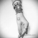 Фото рисунока тату с подковой 22.07.2021 №637 - drawing tattoo horseshoe - tatufoto.com