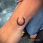 Фото рисунока тату с подковой 22.07.2021 №695 - drawing tattoo horseshoe - tatufoto.com
