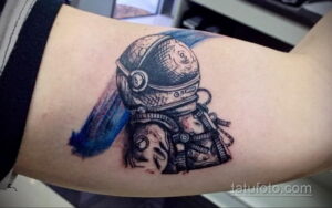 Фото тату: татуировка астронавта в винтажном стиле с элементами ретро-футуризма и цветными мазками.